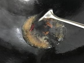 锅里留少许油，放入老姜、生抽、老抽和茴香八角。