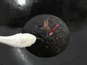 煮开后加入糖调味。