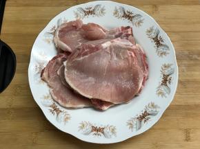 买回的猪大排洗净沥干水分。