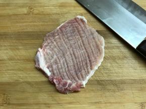 用刀背把大排的两面拍松。