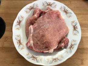 将大排放在盘中，加入料酒少许盐腌制15分钟。