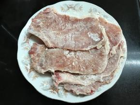 腌好后在大排两面拍上干淀粉。