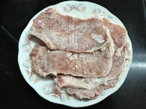 腌好后在大排两面拍上干淀粉。