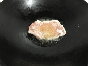 起油锅放入适量油，烧至油冒烟，下大排。