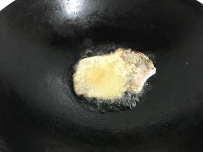 炸至两面微黄捞出。