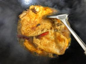 放入炸好的大排焖煮10分钟入味即可。