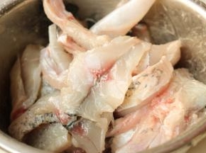 鱼肉片和鱼骨加入腌鱼料包，拌匀腌制20分钟，经过腌制的鱼肉会很滑嫩，腌制时候也可以加入一个蛋清。