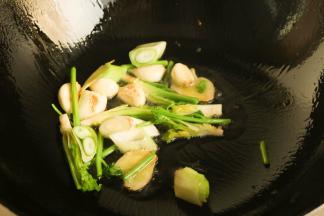 炒锅烧热后放入色拉油，马上加入葱段姜片和大蒜，炒出香味来。要热锅冷油，既不破坏油脂的成分还能更充分的炒出香味。