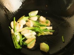 炒锅烧热后放入色拉油，马上加入葱段姜片和大蒜，炒出香味来。要热锅冷油，既不破坏油脂的成分还能更充分的炒出香味。