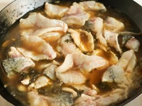 加入高汤或者水烧开，然后先放入鱼骨，再放入鱼片，要一片片放入不要黏连，放进鱼片之后就不要随意搅动了，避免鱼肉搅碎。再次煮开，煮到鱼肉变色就可以了。