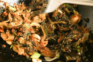 加入酸菜包和调料包，再翻炒大约半分钟左右，会闻到浓郁的酸菜香味。