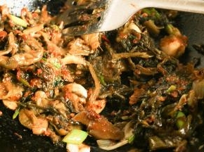 加入酸菜包和调料包，再翻炒大约半分钟左右，会闻到浓郁的酸菜香味。