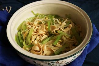 另起锅，加水烧开后，放入准备好的蔬菜，煮熟后捞出，放在容器下面待用。我用了豆芽，芹菜和豆腐皮，豆芽不易熟，要先放进锅里煮2分钟至熟透，然后再放入豆腐皮和芹菜，煮至芹菜断生就可以了。