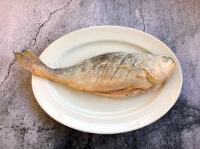 鱼的两面都蘸上面粉。