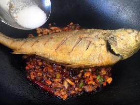 放入1勺的白糖。