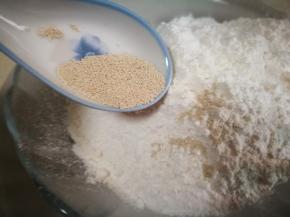 加入酵母 拌匀 留出一小部分待用