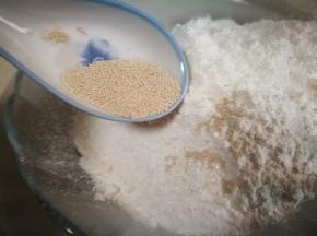 加入酵母 拌匀 留出一小部分待用