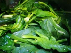 菠菜洗净 榨汁 倒入留出的面粉中 和成面团 醒发