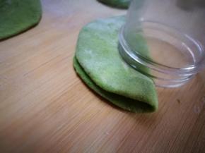 用圆形器具扣出小半圆