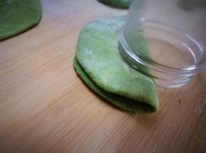 用圆形器具扣出小半圆