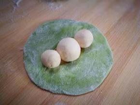 放上白色面团做的豆子