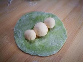 放上白色面团做的豆子