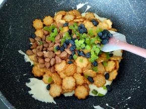 倒入饼干，坚果，果干搅拌均匀，多搅拌几下