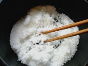 先放入250克的珊瑚糖进不粘奶锅中，加入25ml水，用筷子搅拌一下。