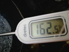 用最小火熬煮珊瑚糖，煮至160～165度之间即可。