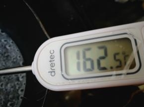 用最小火熬煮珊瑚糖，煮至160～165度之间即可。