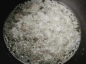 刚煮好的珊瑚糖浆非常多气泡，要静置到无气泡才能倒入模具中。