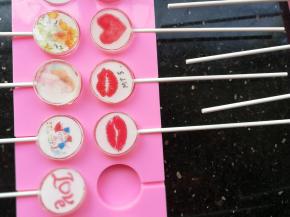 做好的棒棒糖冷却从模具中取出。