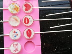 做好的棒棒糖冷却从模具中取出。