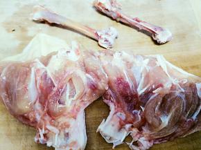 鸡腿两个，剔去骨头，切小块撒少量盐腌制20分钟