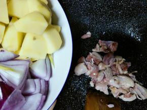 肉变色以后放入土豆和洋葱翻炒
