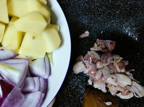 肉变色以后放入土豆和洋葱翻炒