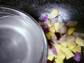 煸炒至土豆稍有变色，加入适量热水