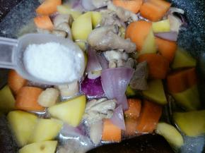 加入盐进行调味，不用太多哦