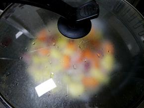 盖上盖子，中小火炖15分钟