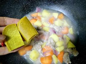 把咖喱掰成小块，放入锅中