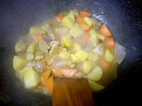 用铲子搅拌均匀