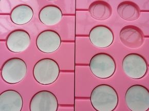 模具中的糖冷却后，放入提前准备好的糯米纸图案，图案一面朝下。