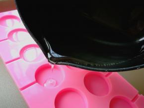  然后倒入到棒棒糖模具中，每个倒三分之二的样子。