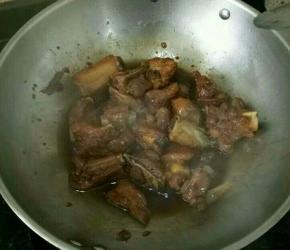 热锅凉油下排骨和姜片，煸炒片刻后加入料酒、耗油、生抽和适量盐。
