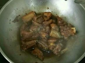热锅凉油下排骨和姜片，煸炒片刻后加入料酒、耗油、生抽和适量盐。
