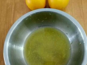 取两个柠檬挤出柠檬汁。