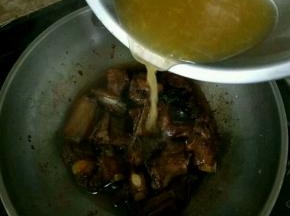 直接加到排骨，继续焖到排骨软烂。