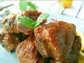 橙子本身就是酸酸甜甜，放到排骨一起熬，吃起来一点都不腻。