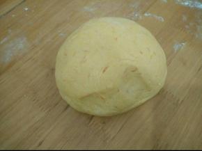 黄色面团材料混合，揉成面团，饧15分钟。