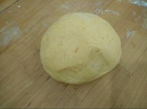 黄色面团材料混合，揉成面团，饧15分钟。